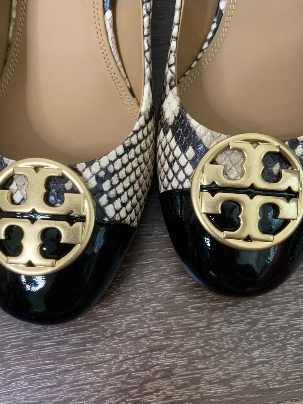 Tory Burch women’s Chelsea snake print cap toe Pumps 10